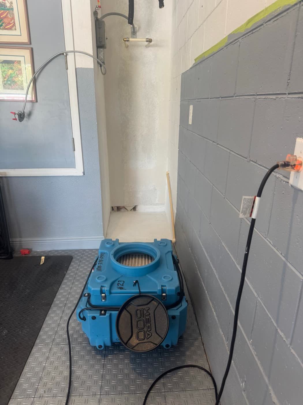 Air scrubber running inside the containment